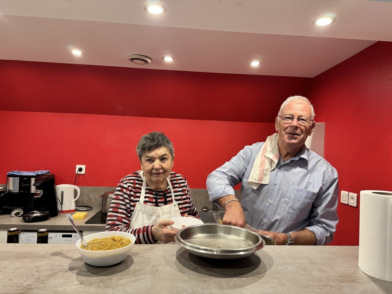 Deux bénévoles en cuisine