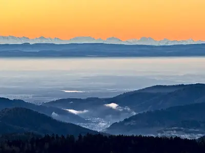 La chaîne des Alpes à l’horizon, au-dessus de la plaine et des vallées embrumées