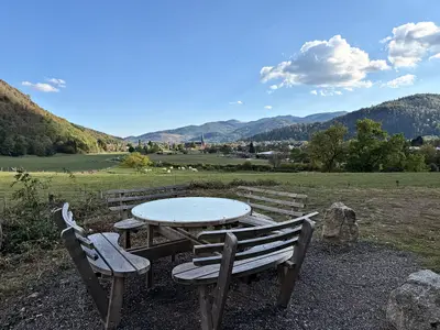 L’aire de pique-nique du Maerel ; au loin, le village et le clocher de l’église dans la vallée
