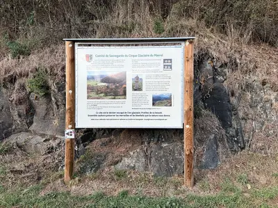 Panneau d’information du Comité de sauvegarde du cirque glaciaire du Maerel, adossé au rocher